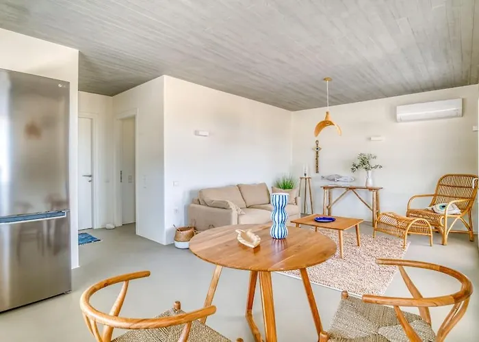 Lampsi - Spacious & Modern